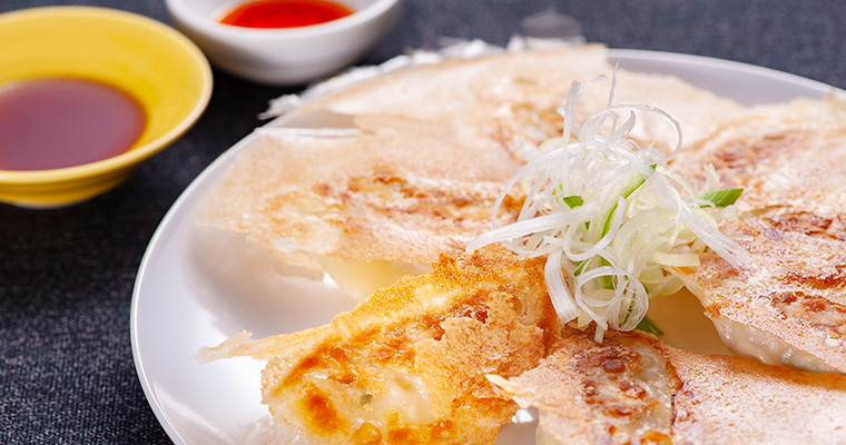 子どもと一緒に羽根つき餃子
